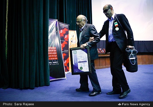 حمید بهمنی،جایزه صداقت،مدال،خبرنگار،جشنواره صداقت